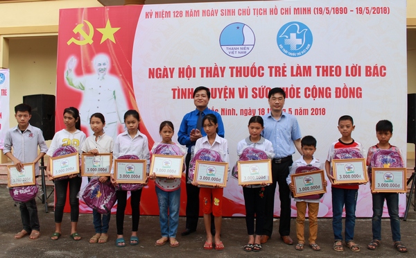 Đồng chí Nguyễn Nhân Chinh - Bí thư Tỉnh Đoàn, Chủ tịch Hội LHTN tỉnh và lãnh đạo huyện Yên Phong trao tặng 10 suất học bổng Tiếng Anh cho các em học sinh
